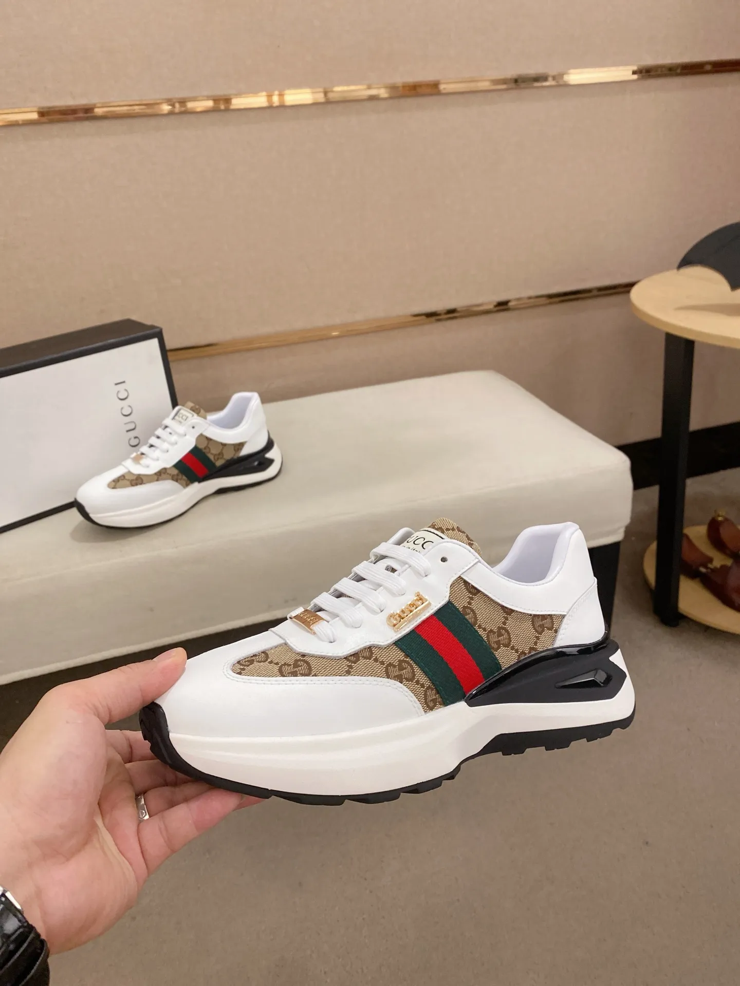 Men's shoes 💰 462💰The new GUCCI (Gucci) counters are launched simultaneously. The new men's shoes, 😘fabrics are selected from imported cowhide, and the lining is sheepskin lining. 👍🏿 High-end ☄️ air-cushion molded anti-slip rubber outsole, exquisite lines, simple and elegant, comfortable and high-end for leisure travel. Code number: 38 to 44 (45 can be customized and cannot be returned or exchanged)